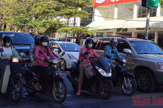 Người dân Phnom Penh đeo khẩu trang khi tham gia giao thông, sáng 15/12/2021. (Ảnh: Nguyễn Hiệp)