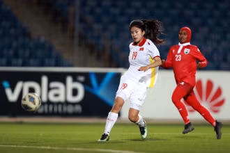 Thanh Nhã ghi 2 bàn trong chiến thắng 16-0 trước đội tuyển nữ Maldives hôm 23/9. (Ảnh: VFF)