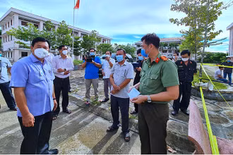 Lãnh đạo tỉnh Cà Mau kiểm tra các công đoạn cần thiết sau cùng trước khi nhận bệnh nhân tại Bệnh viện dã chiến số 8.
