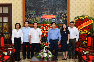 Phó Tổng Biên tập Quế Đình Nguyên tiếp đoàn đại biểu Mặt trận Tổ quốc Việt Nam do đồng chí Lê Tiến Châu dẫn đầu. (Ảnh: THỦY NGUYÊN)
