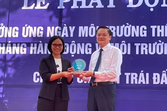 Bà Trần Thị Hải, Giám đốc Chương trình Phát triển Bền vững của WWF-Việt Nam trao kỷ niệm chương của chương trình Thành phố Xanh quốc tế cho lãnh đạo Cần Thơ.