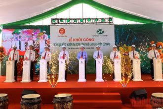 Các đại biểu nhấn nút khởi công Dự án.