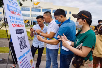 Người lao động có thể quét mã QR để cập nhật thông tin tuyển dụng. (Ảnh: Thanh Lê)