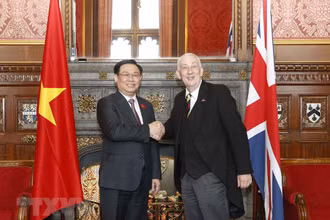 Chủ tịch Quốc hội Vương Đình Huệ và Chủ tịch Hạ viện Anh Lindsay Hoyle chụp ảnh chung. (Ảnh: Doãn Tấn/TTXVN)