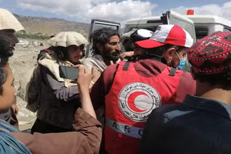 Các bác sĩ và tình nguyện viên của Hiệp hội Trăng lưỡi liềm đỏ Afghanistan đưa nạn nhân đến bệnh viện ở huyện Spera, tỉnh Khost, Afghanistan. (Ảnh: Hiệp hội Trăng lưỡi liềm đỏ Afghanistan)