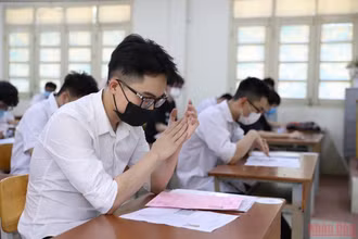 Học sinh theo học hệ song bằng đang rất hoang mang ngay trước thềm kỳ thi chuyển cấp. (Ảnh: SƠN BÁCH)