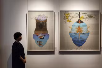 Người xem thưởng thức tranh lụa tại Không gian nghệ thuật Ánh Dương Art Space.