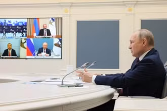 Tổng thống Nga Vladimir Putin (phải) tham dự trực tuyến Diễn đàn Kinh tế Á-Âu được tổ chức ở Bishkek (Kyrgyzstan), ngày 26/5/2022. (Ảnh: AFP/TTXVN)