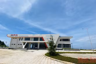 Trên diện tích 3ha, khối nhà 2 tầng cảng Bến Đình với các phân khu công năng gồm nhà điều hành, nhà ga hành khách cùng hệ thống điện nước, đường giao thông. 
