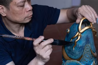 Nghệ nhân Nguyễn Hùng trong xưởng gốm của mình. (Ảnh: Nhân vật cung cấp)