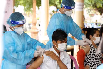 Nhân viên y tế tiêm vaccine phòng Covid-19 cho người dân tại Phnom Penh, Campuchia, ngày 8/7/2021. (Ảnh: THX/ TTXVN)