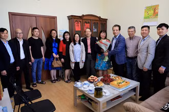 Đại sứ Đặng Minh Khôi và đại diện Đại sứ quán Việt Nam tặng hoa chúc mừng các cơ quan báo chí Việt Nam tại Nga.