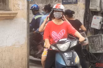 Bà Hường "xe ôm" và cuốc xe đặc biệt của mình. (Ảnh: SƠN BÁCH)