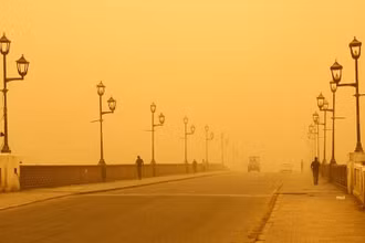 Đám mây cát bụi khổng lồ che phủ thủ đô Baghdad. (Ảnh: Reuters)