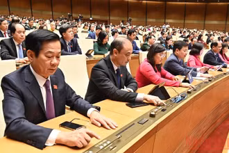 Đại biểu Quốc hội biểu quyết thông qua Nghị quyết về hoạt động chất vấn tại Kỳ họp thứ ba, Quốc hội khóa XV. (Ảnh: LINH KHOA NGUYÊN)
