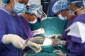 Các bác sĩ đang thực hiện một ca ghép tim từ tạng hiến.