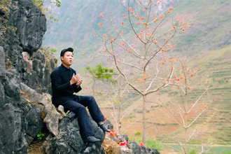 Ca sĩ Vũ Thắng Lợi trong MV "Hoa Mộc Miên". (Ảnh: Ca sĩ cung cấp)