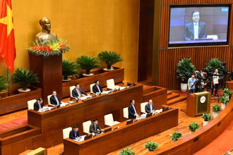 Bộ trưởng Nông nghiệp và Phát triển Nông thôn Lê Minh Hoan trả lời chất vấn nhóm vấn đề đầu tiên tại phiên chất vấn chiều 7/6. (Ảnh: LINH KHOA)