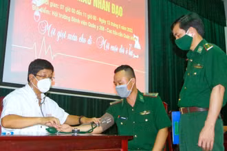 Cán bộ, chiến sĩ Biên phòng khám sức khỏe trước khi hiến máu.