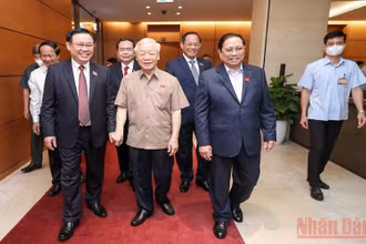 Tổng Bí thư Nguyễn Phú Trọng, Thủ tướng Phạm Minh Chính, Chủ tịch Quốc hội Vương Đình Huệ cùng các đồng chí lãnh đạo Đảng, Nhà nước dự phiên họp.