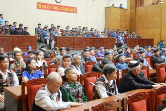 180 trưởng họ, trưởng tộc, già làng, người có uy tín tại các xã, phường, thị trấn tham dự hội nghị.