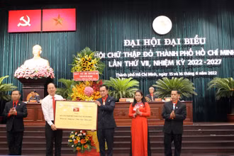 Đồng chí Nguyễn Hồ Hải, Phó Bí thư Thành ủy Thành phố Hồ Chí Minh (áo trắng) tặng bảng đồng cho Hội Chữ thập đỏ Thành phố Hồ Chí Minh.