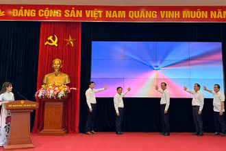 Thứ trưởng Giáo dục và Đào tạo Phạm Ngọc Thưởng cùng đại diện Ban Tổ chức ấn nút phát động cuộc thi.