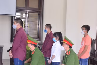Các bị cáo trong nhóm lưu hành tiền giả liên tỉnh bị tuyên phạt tổng cộng 54 năm tù. 