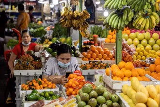 Một khu chợ tại TP Quezon, Philippines, ngày 2/5/2021. (Ảnh: Reuters)