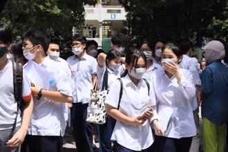 Thí sinh ra về sau buổi thi. Ảnh: THÀNH ĐẠT