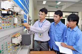 Giờ thực hành của sinh viên Trường đại học Sư phạm kỹ thuật Nam Ðịnh. (Ảnh: Quang Minh)
