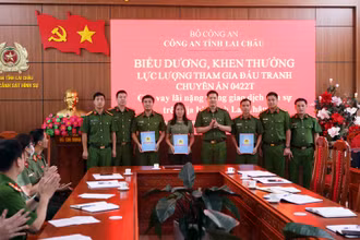 Lãnh đạo Công an Lai Châu biểu dương và thưởng đột xuất cho cán bộ, chiến sĩ Ban chuyên án.