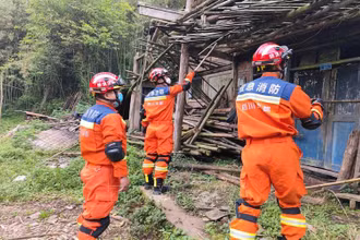 Nhân viên cứu hộ kiểm tra các ngôi nhà bị hư hại sau trận động đất mạnh 6,1 độ tại Yaan, tỉnh Tứ Xuyên, Trung Quốc, ngày 2/6/2022. (Ảnh: AFP/TTXVN)
