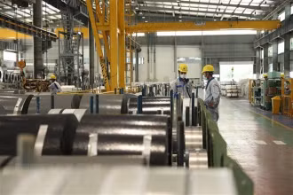 Sản xuất thép cuộn xuất khẩu tại Khu công nghiệp đô thị VSIP Hải Phòng. (Ảnh: Danh Lam/TTXVN)