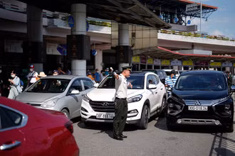 Hành khách cần tuân thủ sự hướng dẫn, điều tiết của lực lượng chức năng tại Cảng hàng không.