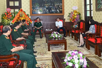 Tổng Biên tập Báo Nhân Dân Lê Quốc Minh tiếp đoàn đại biểu Tổng cục Hậu cần. (Ảnh: DUY LINH)