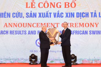 Thứ trưởng Nông nghiệp và Phát triển nông thôn Phùng Đức Tiến trao Giấy chứng nhận lưu hành vaccine thương mại NAVET-ASFVAC cho đại diện Công ty cổ phần Thuốc thú y Trung ương Navetco. 