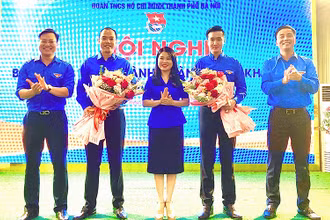Các đồng chí Nguyễn Tiến Hưng và Đào Đức Việt (thứ 2 và 4 từ trái qua) nhận nhiệm vụ mới.