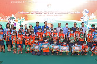 Ban Tổ chức trao học bổng và quà tặng thiếu nhi tại Ngày hội.