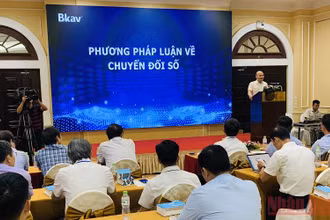 Chủ tịch Tập đoàn BKAV Nguyễn Tử Quảng giới thiệu quan điểm mới về chuyển đổi số tại hội thảo.
