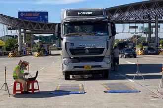 Lực lượng Cảnh sát giao thông tiến hành cân để xử lý các xe quá tải.