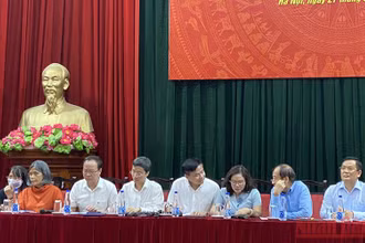 Lãnh đạo các vụ, cục của Bộ Y tế cung cấp thông tin cho báo chí. (Ảnh: TRẦN LAM)