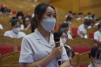 Chia sẻ thông tin với sinh viên về chương trình EPA tại Cao đẳng Y dược Phú Thọ (Ảnh: Dolab).