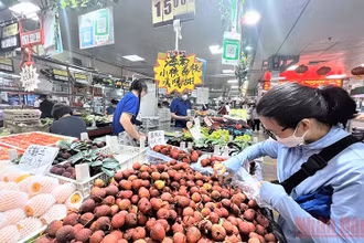 Vải thiều bày bán ở một chợ dân sinh Trung Quốc. (Ảnh: Phương Thảo)