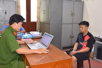 Đối tượng Võ Hoàng Khang tại cơ quan công an. 