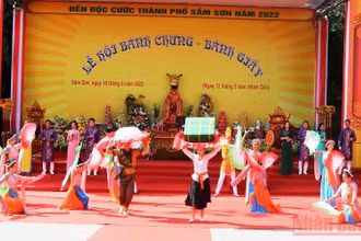 Một cảnh trong chương trình nghệ thuật tái hiện sự tích bánh chưng, bánh giầy.