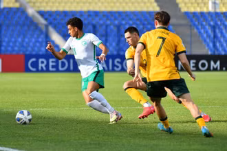 U23 Saudi Arabia (áo trắng) sớm có lợi thế dẫn trước và hơn người. (Ảnh: AFC)