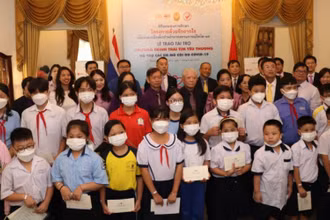 Bà Wiraka Mooddhitaporn và các đại biểu trao học bổng cho các em.