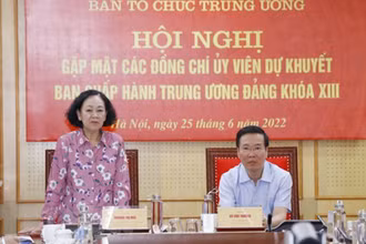 Đồng chí Võ Văn Thưởng và đồng chí Trương Thị Mai chủ trì hội nghị. (Ảnh: TTXVN)
