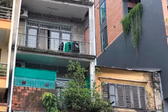 Khu tập thể số 5 Nguyễn Thái Học thuộc mức độ nguy hiểm cấp D, ảnh chụp chiều 10/6.